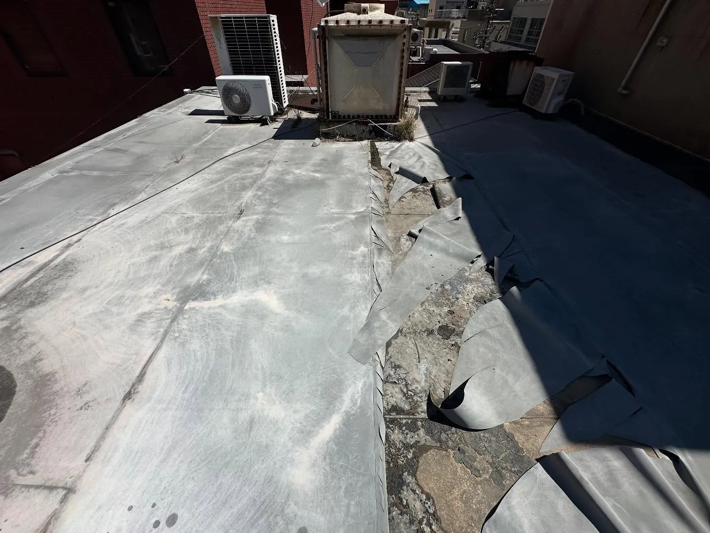 大阪市北区のテナントビルの屋上にて。