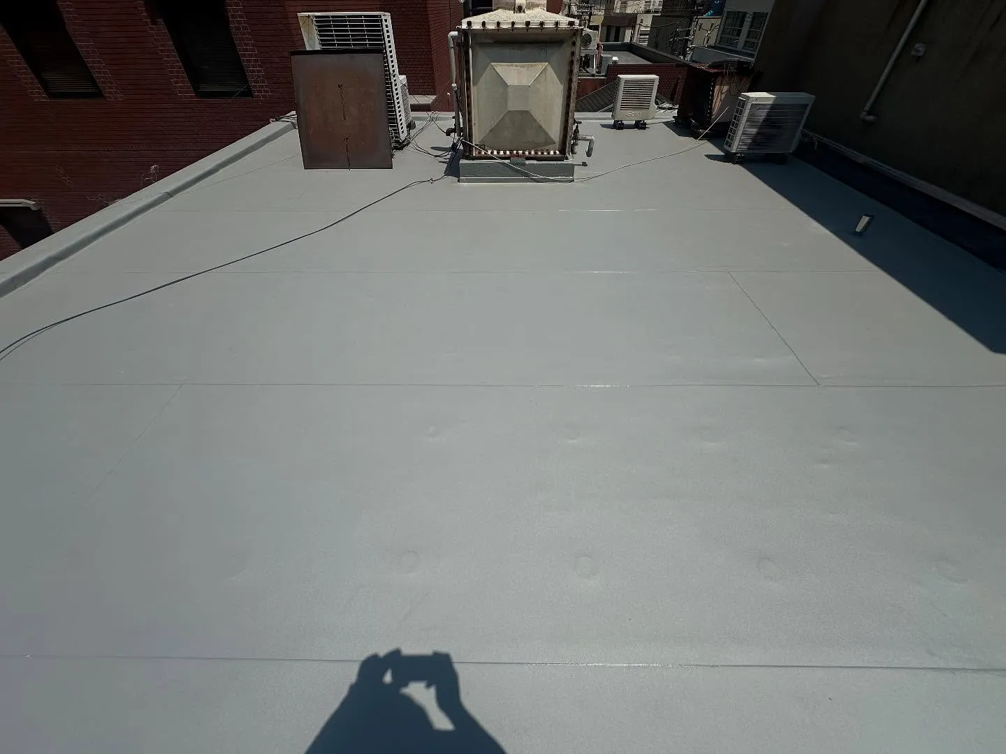 大阪市北区のテナントビルの屋上にて。