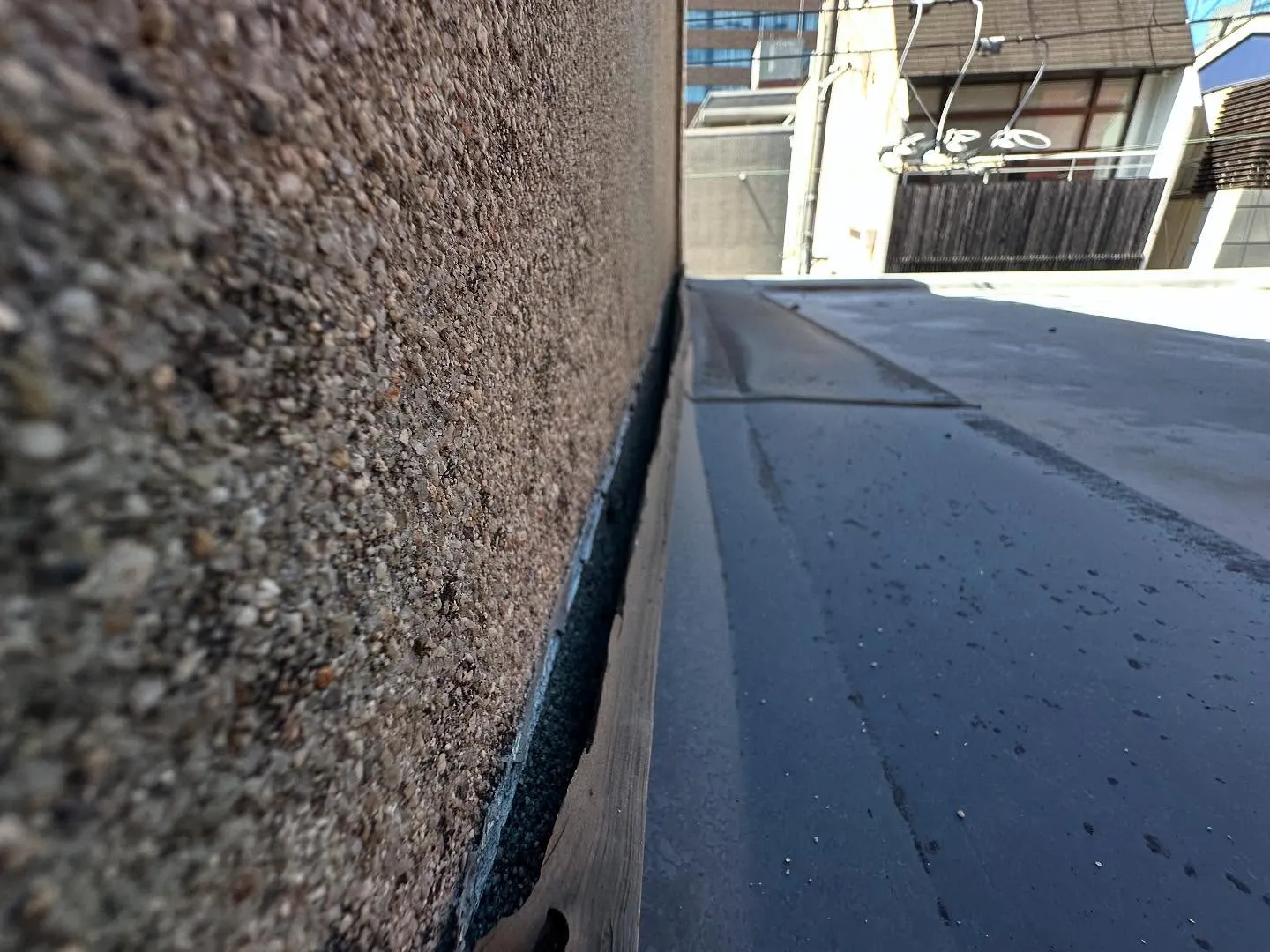 大阪市北区のテナントビルの屋上にて。